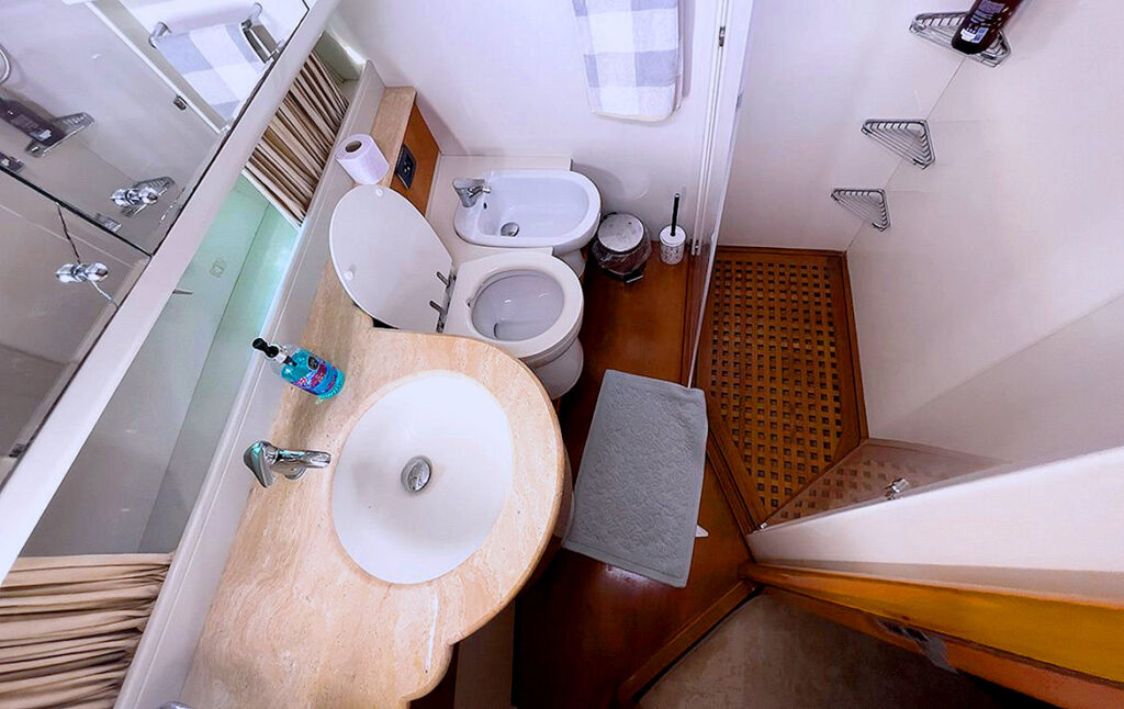 Санузел на яхте в Анталии с раковиной и удобствами