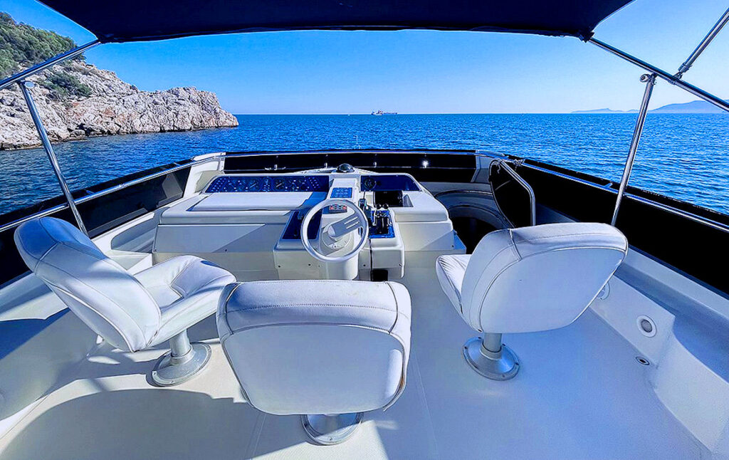 Индивидуальная яхта зона отдыха на верхней палубе с видом на море