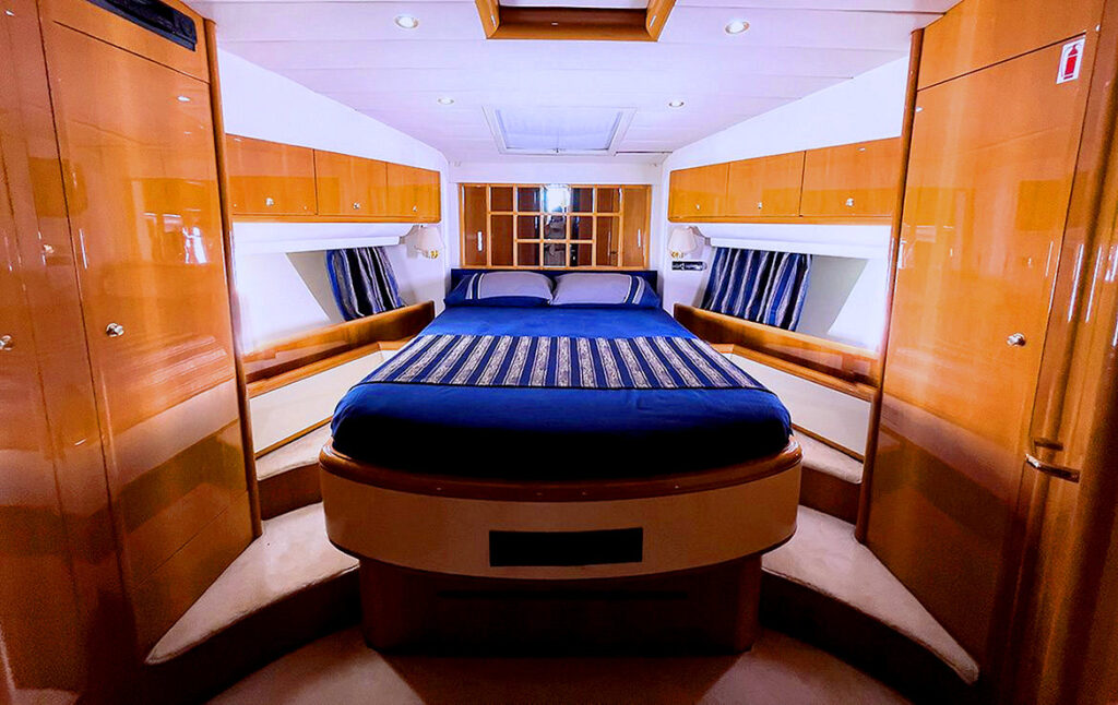 VIP яхта спальня внутри каюты для комфортного отдыха
