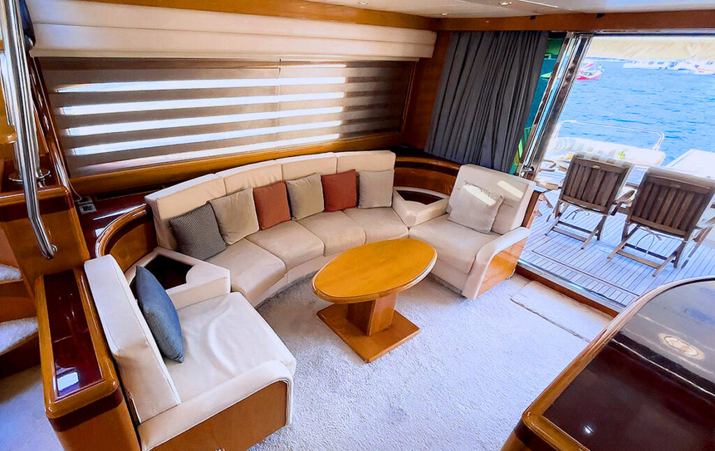 Индивидуальная яхта зона отдыха внутри каюты с мягкими диванами