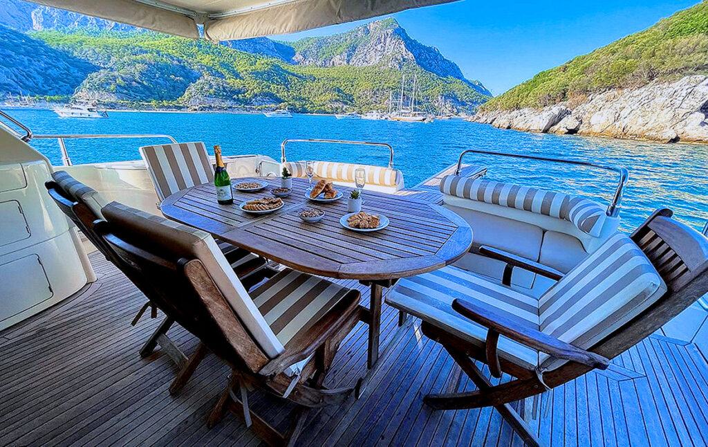 Индивидуальная яхта сервировка стола на нижней палубе с видом на море