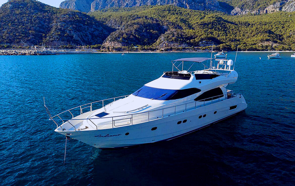 Индивидуальная яхта у скалистых берегов в Анталии
