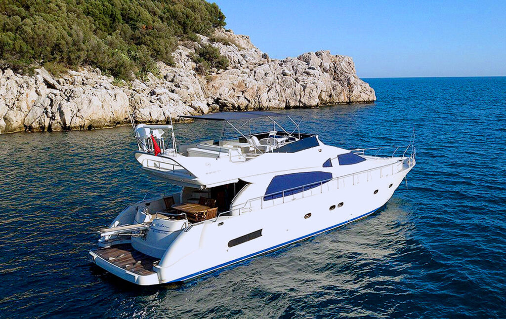VIP яхта рядом со скалами в Анталии в открытом море