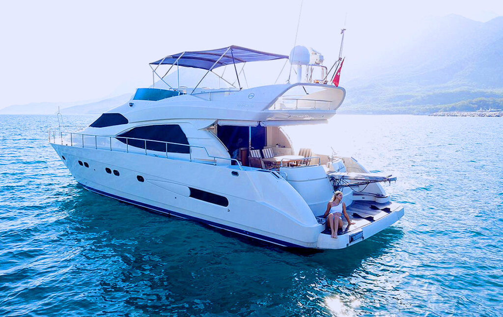 VIP яхта у скалистых мест в Анталии для отдыха