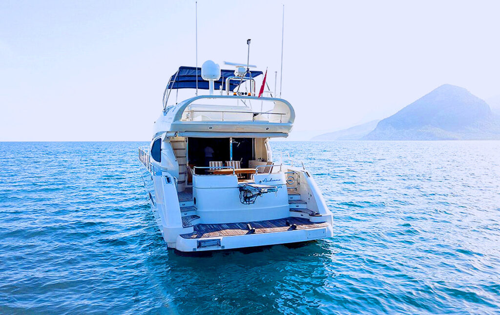 Индивидуальная яхта возле скалистого побережья в Анталии