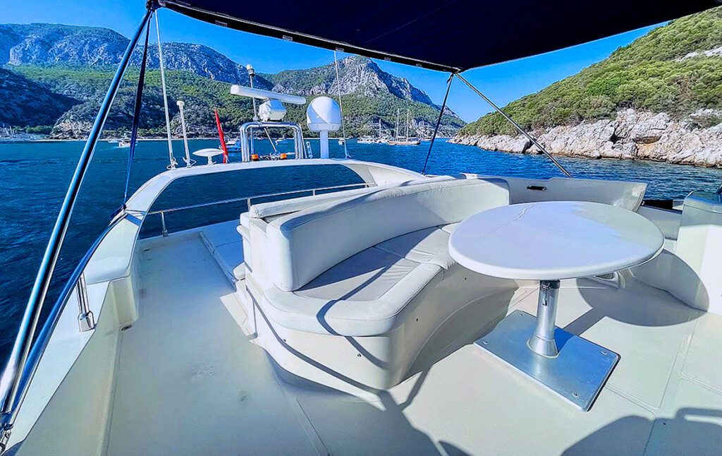 VIP яхта верхняя палуба с комфортной зоной отдыха и видом на море